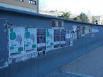 В Афинах много плакатов, надписей и объявлений на стенах и заборах
