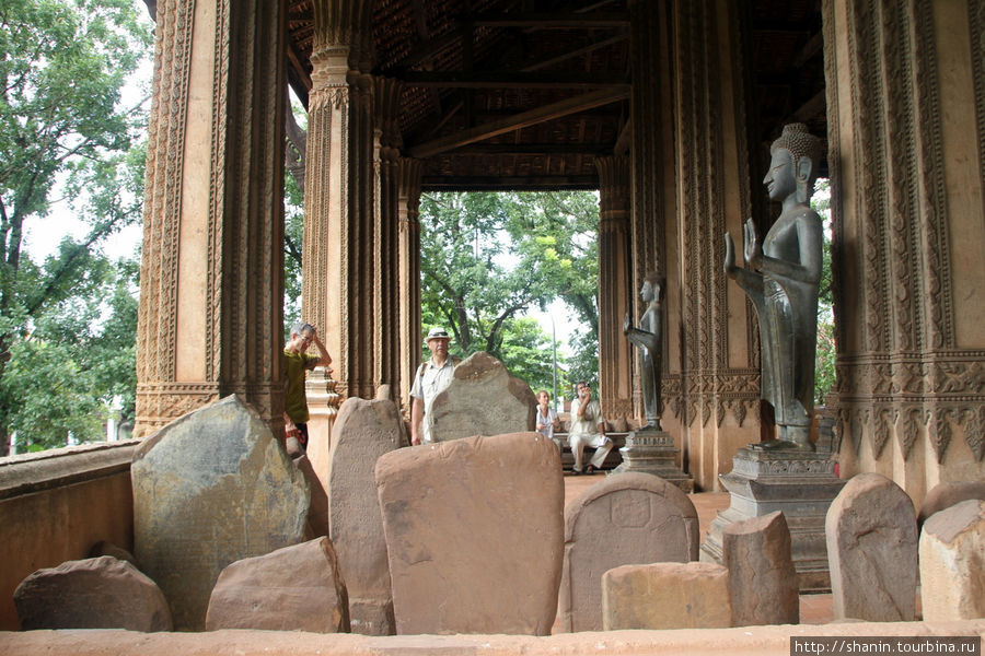 Каменные плиты перед входом в храм Вьентьян, Лаос