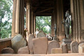 Каменные плиты перед входом в храм