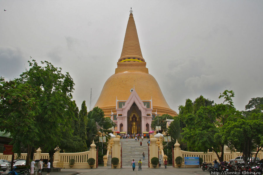 Чеди-Пра-Патхом храм с большим Буддой / Pra Pathom Chedi temple