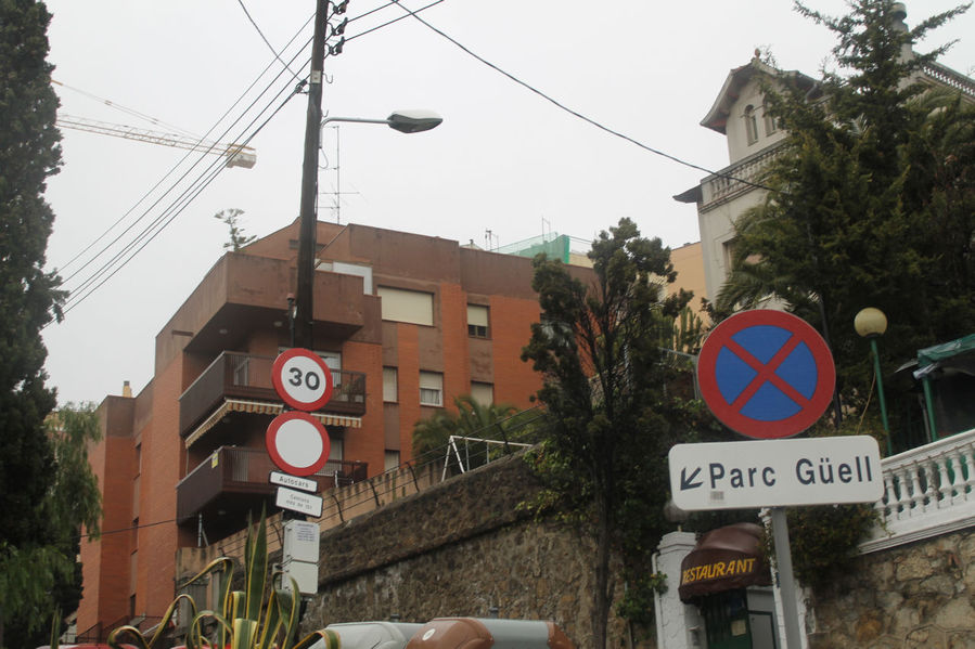 От Саграда Фамилия до парка Гуэль пешком под дождем Барселона, Испания