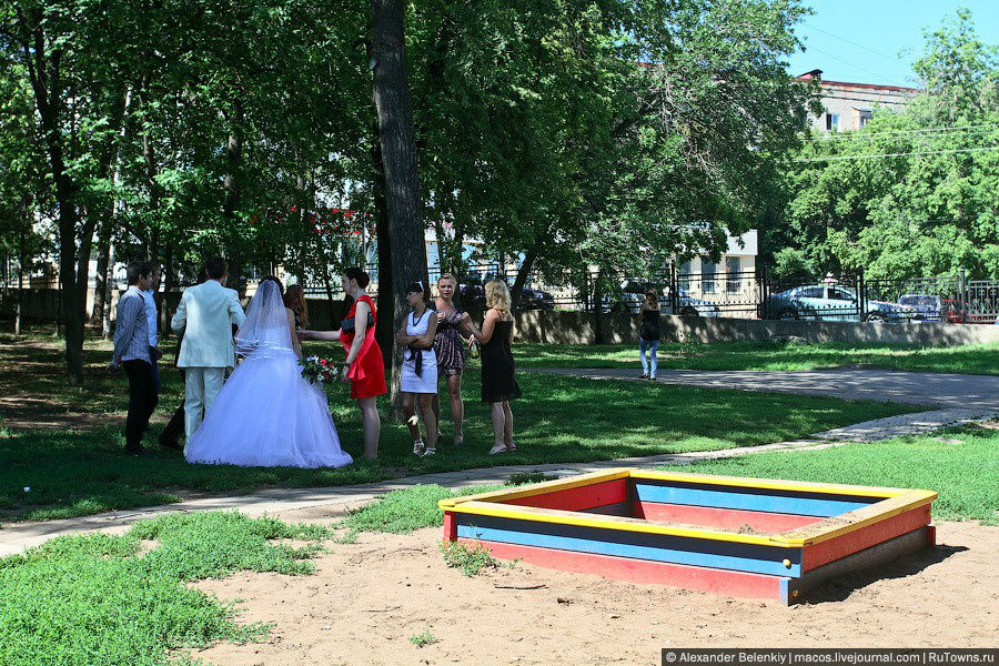 Все мило и по-домашнему. Даже свадьбы играют на детской площадке. Уфа, Россия