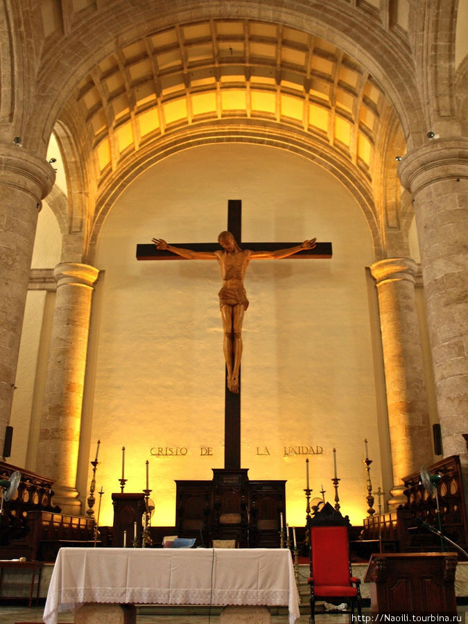 Убранство церкви скромное, по сравнению с пышным интерьером церквей в Мехико и Пуэбле Мерида, Мексика