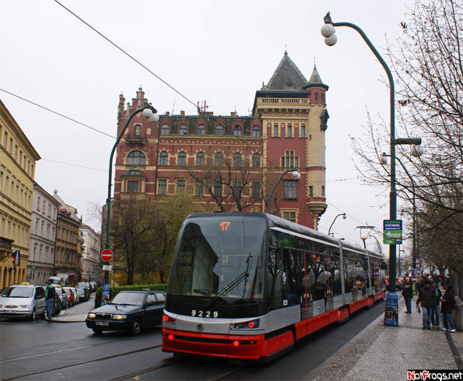 Трамвай на фоне красивого здания Прага, Чехия