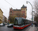 Трамвай на фоне красивого здания