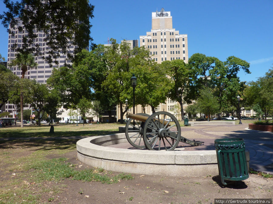 Там же, рядом с монументом — пушка времен борьбы за Конфедерацию Сан-Антонио, CША