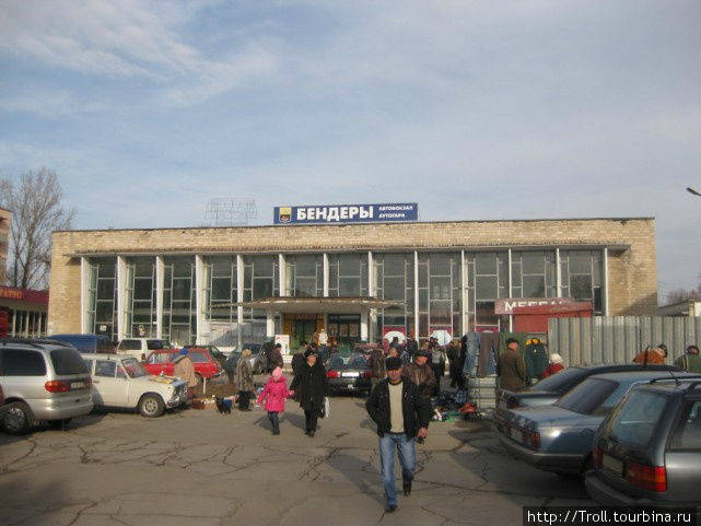 Автовокзал, вид с юга. Автобусы отправляются с противоположной стороны, обменник справа Бендеры, Приднестровская Молдавская Республика