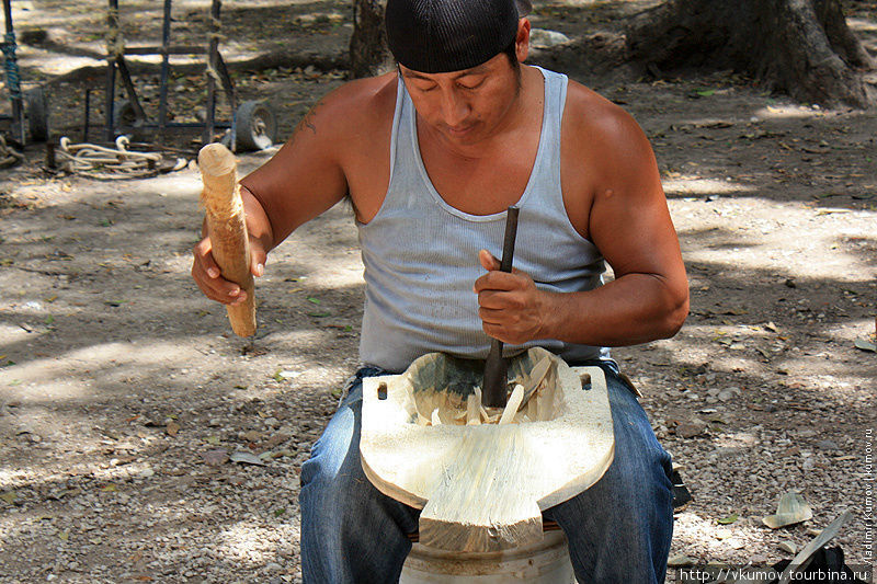 И деревянные маски тоже делают здесь. Чичен-Ица город майя, Мексика