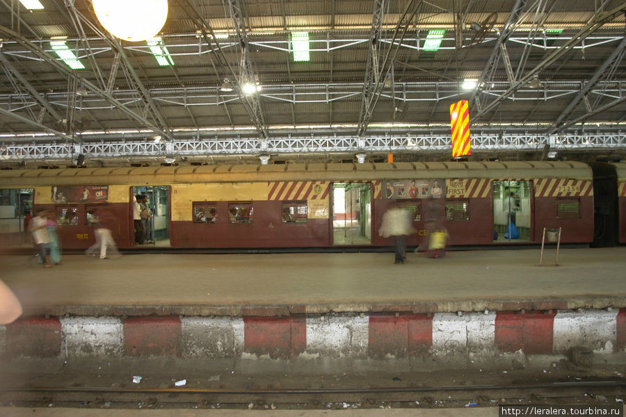 Центральный вокзал Мумбаи — Виктория. Привет англичанам, колонистам и супостатам. Именно они спроектировали индусам железную дорогу. Мумбаи, Индия