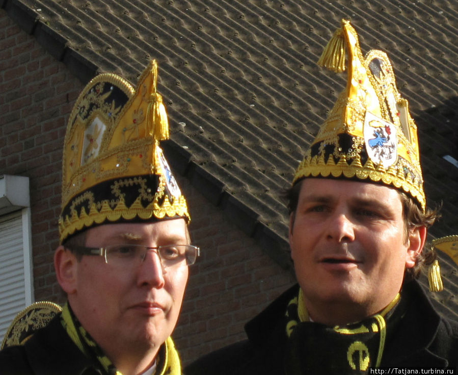 Всматриваясь в лица Карнавала Херлен, Нидерланды