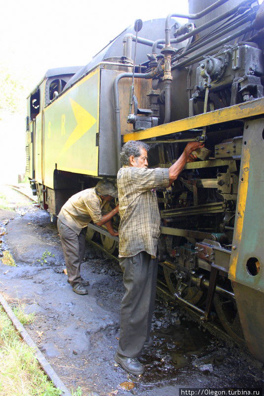 Починка старого паровоза на каждой остановке Ути, Индия