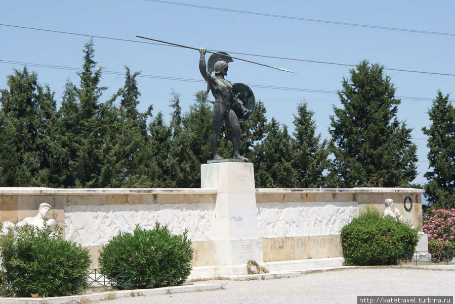 Монумент царю Леониду и отряду 300 спартанцев Фессалия, Греция