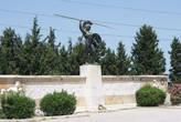 Монумент царю Леониду и отряду 300 спартанцев