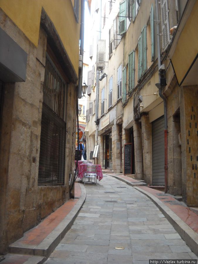Типичная улица центра Грас, Франция