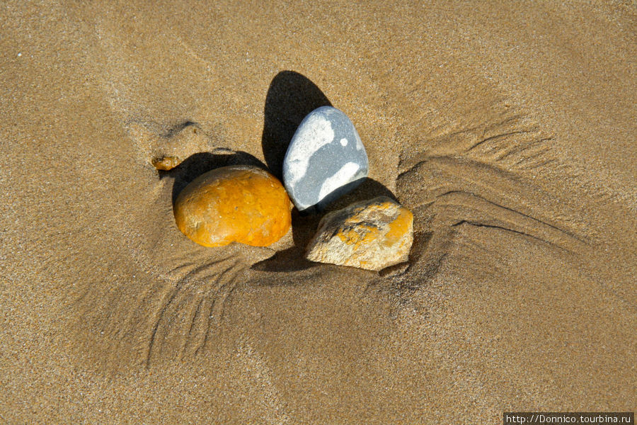 Эссуэйра утром на пляже (дюны, камни и следы)