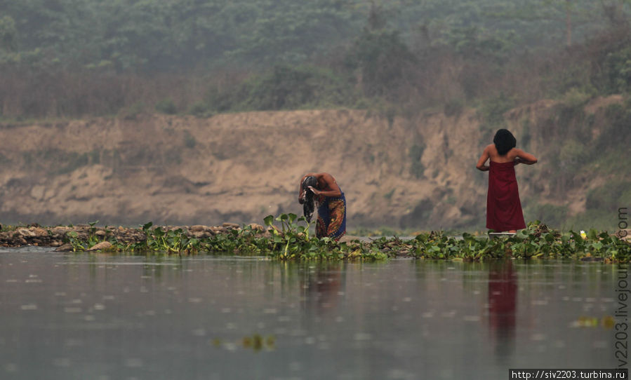 Стриптиз — девушки пошли купаться на реку в Читване Непал