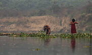 Стриптиз — девушки пошли купаться на реку в Читване