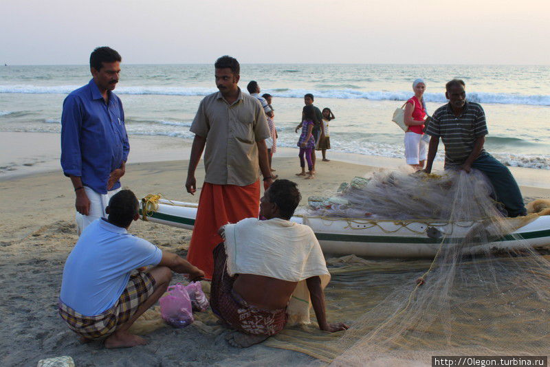 Вечерами рыбаки перебирают запутавшиеся сети Варкала, Индия