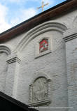 На фасаде из белого камня восстановлены икона Святой Троицы и мозаичная икона Георгия Победоносца.