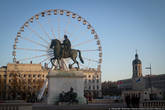 Одна из центральных площадей, памятник Людовику XIV, Королю-солнцу.