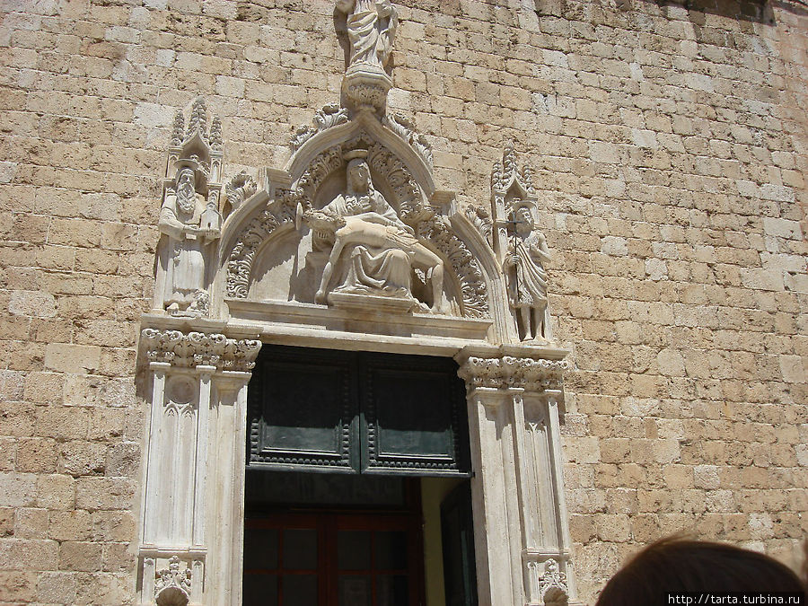 Портал церкви Малых братьев Дубровник, Хорватия