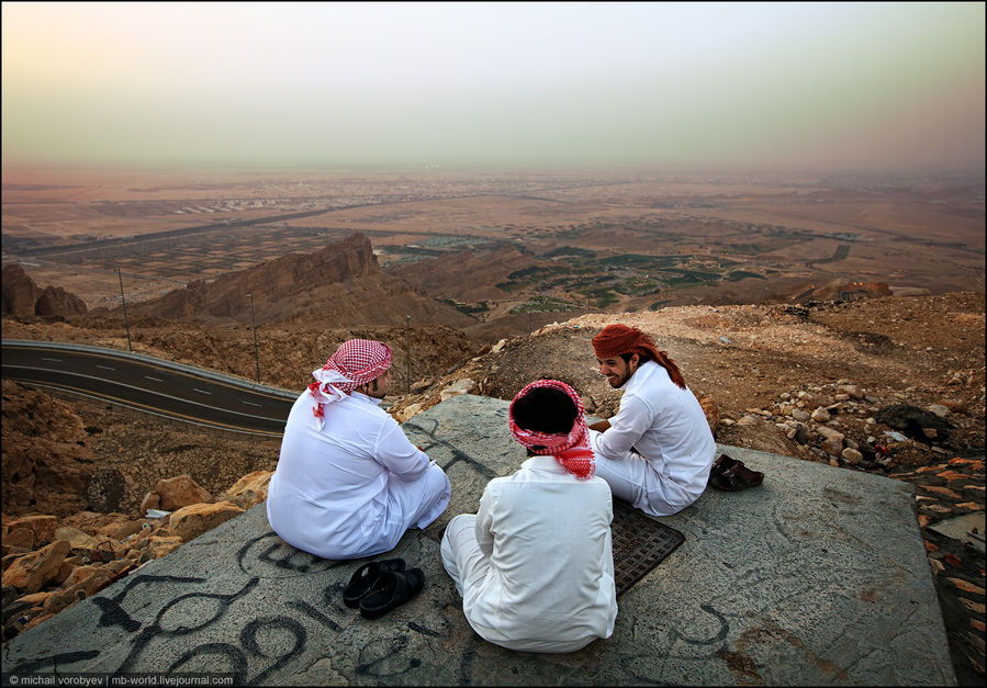 На верхушке горы, любят собираться местные арабы, т.к. температура здесь ниже чем внизу и нет изнуряющей жары. Сидят, глядя вниз и увлеченно ведут беседы... Аль-Айн (Аль-Хили), ОАЭ