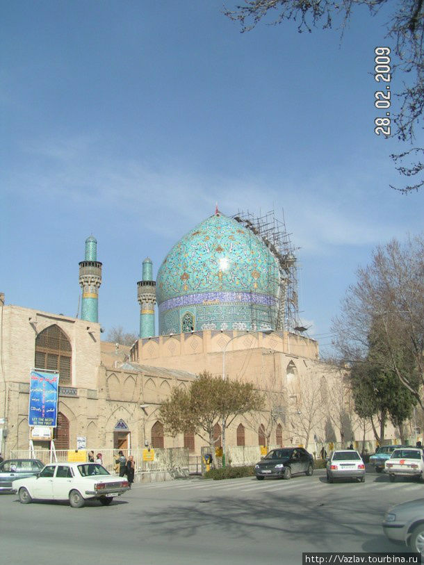 Боковой вид на мечеть и медресе