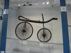 Целорифер — предок велосипеда XVIII-го века
Целорифер, он же велоцифер — предок всех мотоциклов, велосипедов и самокатов. Этот «бегунок» изобрел в 1791 году француз, граф Меде де Сиврак. Популярность у машины не отняла даже революция! «Люкс-версии» щеголяли лошадиной головой спереди и хвостом сзади. Через четверть века важное усовершенствование — поворотное переднее колесо — внес уже немец, Карл Драйз.