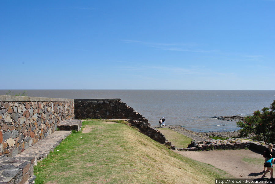 C крепостной стены открываются отличные виды на Рио-де-Ла Плата Колония-дель-Сакраменто, Уругвай