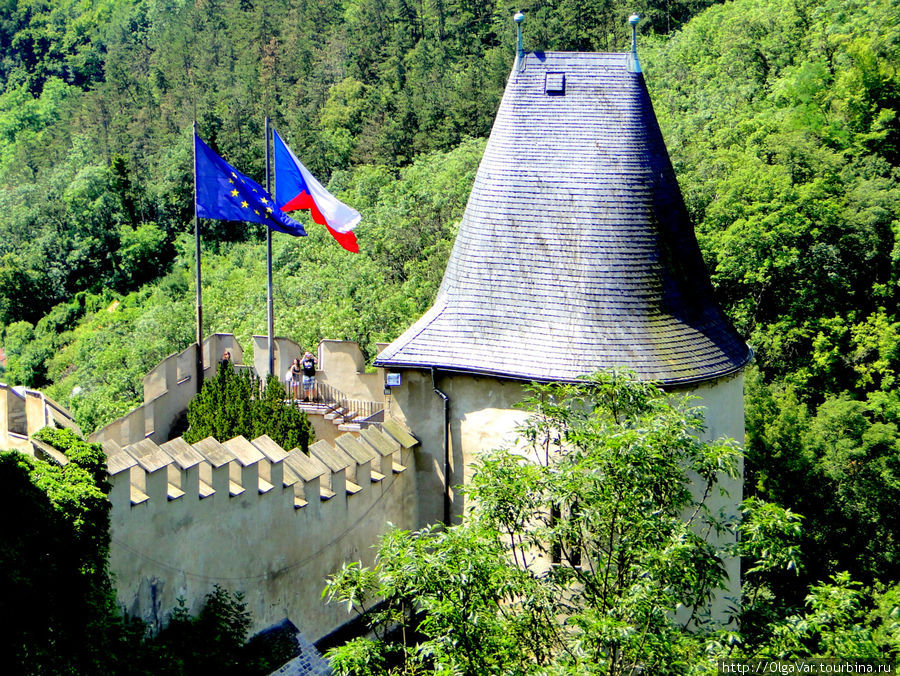 Поскольку во внутренние покои мы не пошли, то удовлетворились осмотром стен замка и прилегающими башнями Карлштейн, Чехия