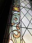 Окна Дубового зала украшают витражи