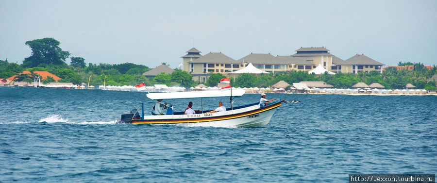 и лодочка, которая отвозит серферов за лайнап Нуса-Дуа, Индонезия