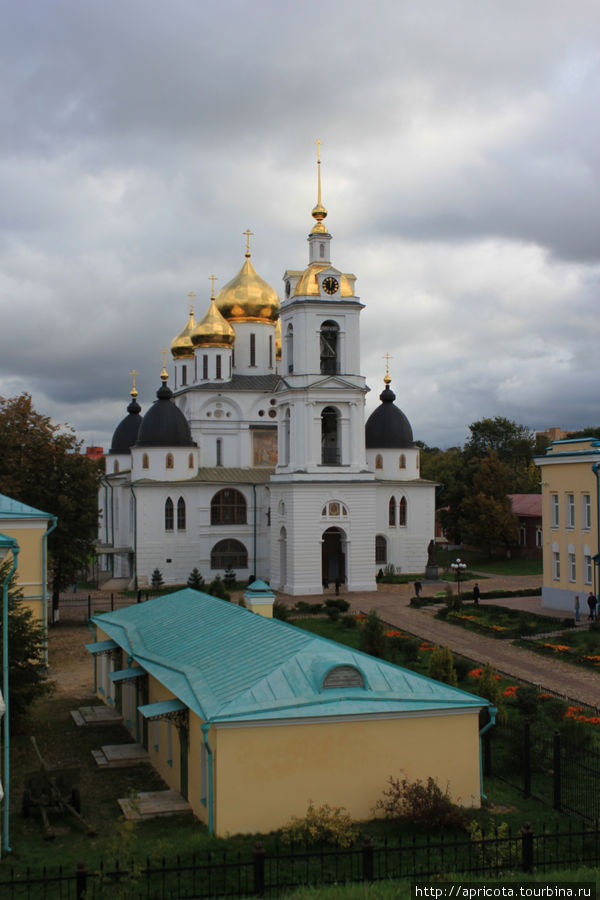 вид на Успенский кафедральный собор с вала Дмитров, Россия