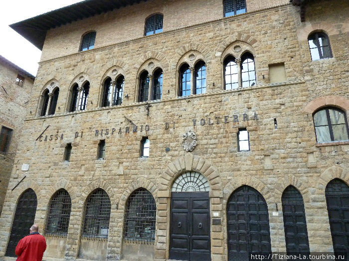 Здание банка, из двери которого в реальности выходил герой Паттинсона. Вольтерра, Италия