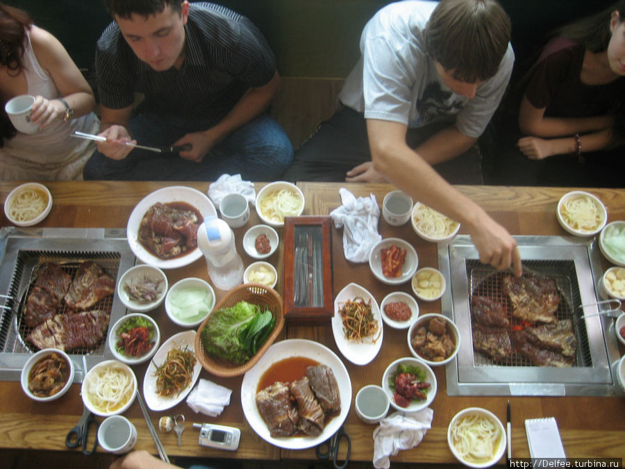 Так обычно выглядит стол пятничного ужина в каком-нибудь ресторанчике Республика Корея