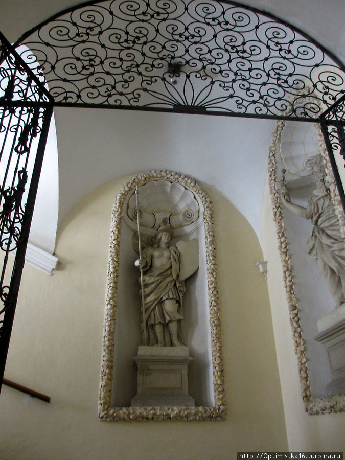 Так украшена лестница на второй этаж Кромержиж, Чехия