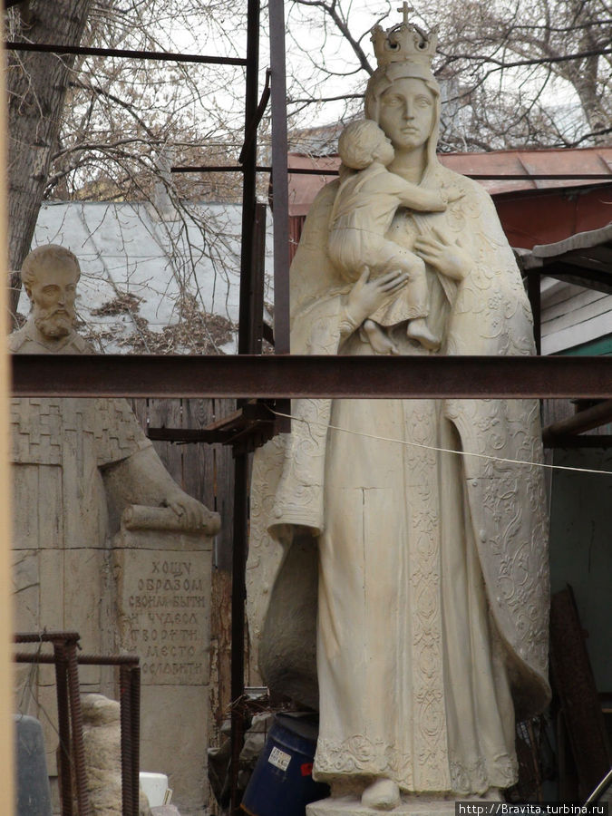 Эти скульптуры мы совершенно случайно обнаружили за забором. Москва, Россия