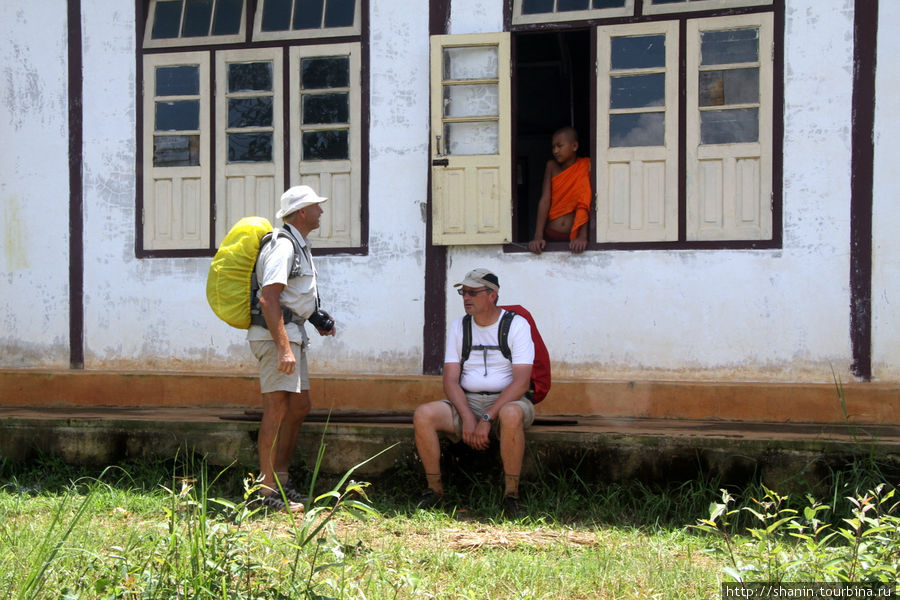 Туристы и любопытный монах Ньяунг-Шве, Мьянма