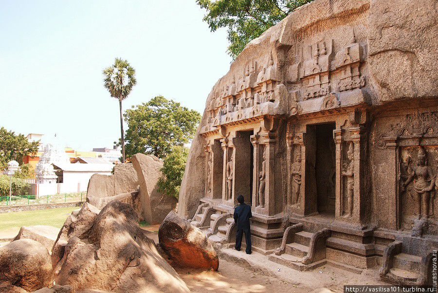 Мамаллапурам - гранитный холм с храмами и барельефами Мамаллапурам, Индия
