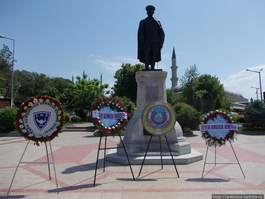 Ататюрк, наш черный турецкий вождь, и венки к его идолу Эдирне, Турция