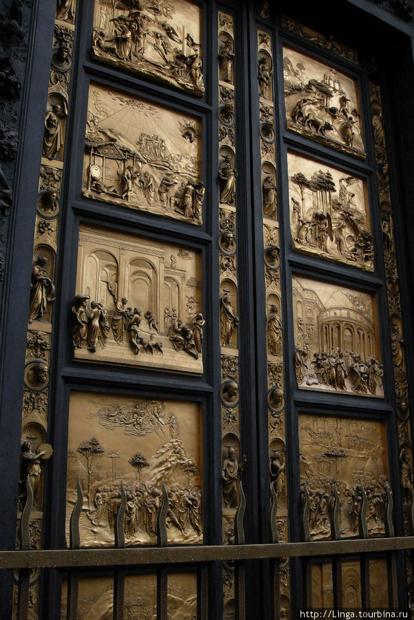 Врата Рая работы Лоренцо Гиберти, копия. Подлинник находится в музее Опера дель Дуомо. Флоренция, Италия