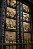 Врата Рая работы Лоренцо Гиберти, копия. Подлинник находится в музее Опера дель Дуомо.