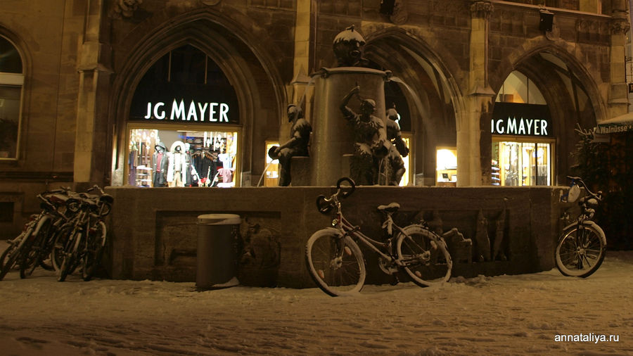 Но начну я фотоальбом не с Хофбройхауза, а с центра заснеженного Мюнхена. Вот так бывает, когда неожиданно выпадает снег. :) Мюнхен, Германия