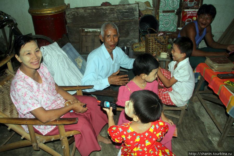 Дружная семья торговцев в пагоде Шве Сиен Кхон Монива, Мьянма