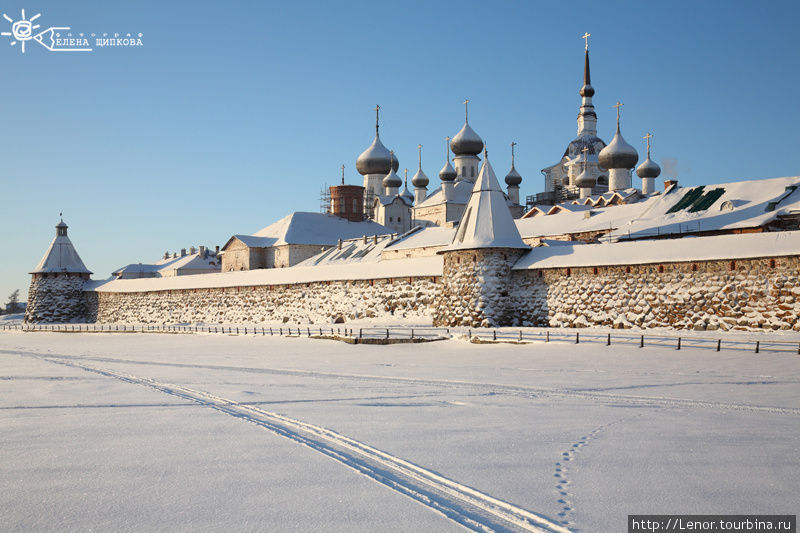 Вид на Монастырь со Святого озера Соловецкие острова, Россия