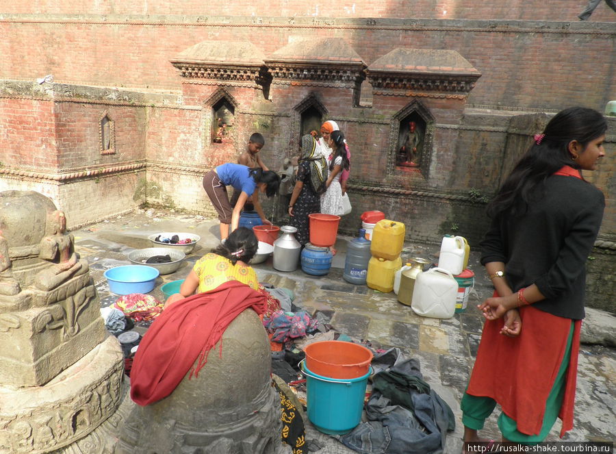 Хозяйственно-бытовые работы в центре туристического р-на Тамель Непал