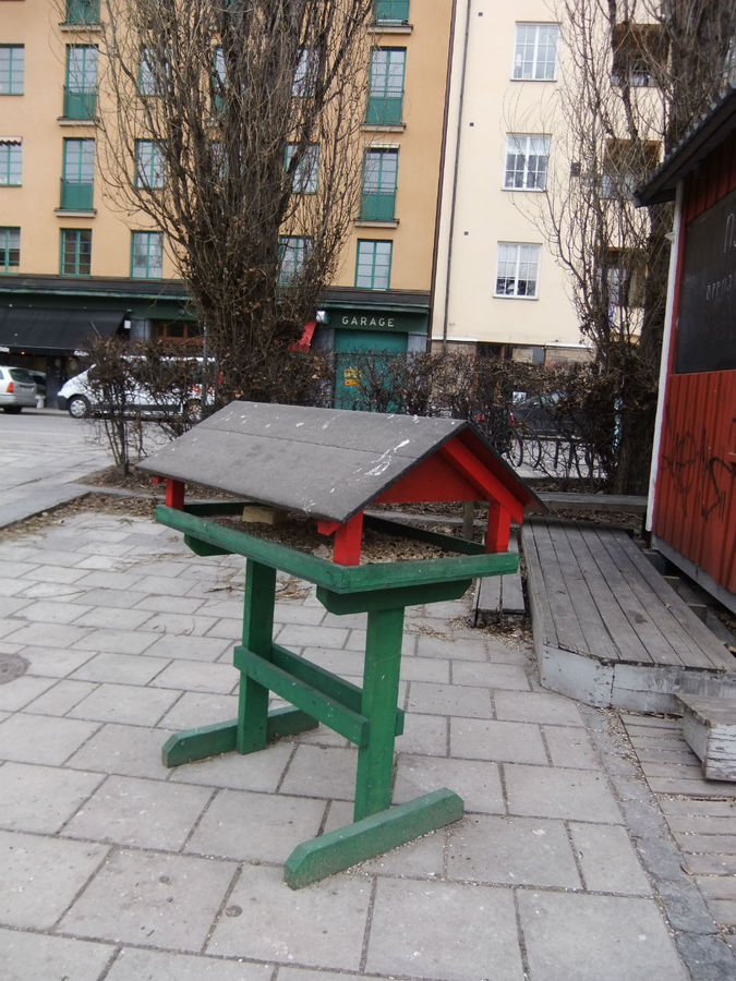 на площадях стоят такие вот кормушки для птиц Стокгольм, Швеция