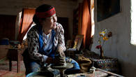 Зинат Урынбасарова освоила гончарное дело по велению души, и теперь восстанавливает утерянные за века традиции древних гончаров 
 Сарайчика, славящегося в средние века своей керамикой