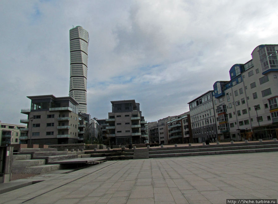 ... а сзади 90-метровый небоскреб Turning Torso, современный символ города Мальмё, Швеция