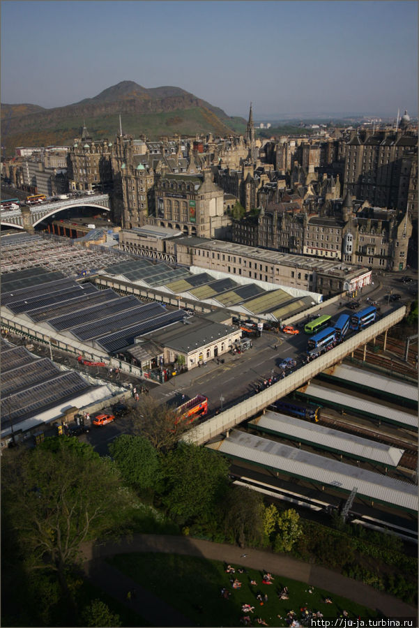 Эдинбург очень странный по структуре город: вместо привычной реки по его центру протекает огромный вокзал! Эдинбург, Великобритания